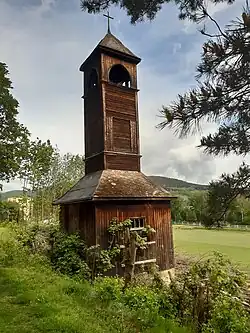 Dřevěná evangelická zvonice (blízko sportovního stadionu).