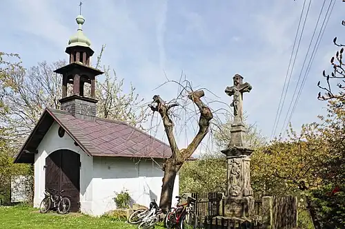 Kříž a zvonička v Sedlejovicích