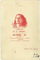 Zadní strana albumenové fotografie (kabinetka), je na ní náčelník Žluč