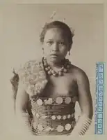 Portrét dívky z kmene Dajaků, Singapur, asi 1890