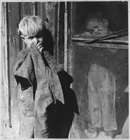 Dorothea Langeová: Fotografie dětí s důrazem na oblečení, výraz a ruce, 1940