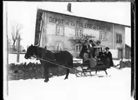 Cattins Haus vor der Erweiterung. Die weisse Fläche, die als Hintergrund für Fotoaufnahmen genutzt wurde, ist hier deutlich zu erkennen