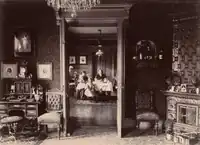 Famlijen Plass byt v Göteborgu, jídelna a společenská místnost. Kolem roku 1890.