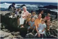 Prezident a paní Bushová pózují se svými vnoučaty na skalách u Walker's Point v Kennebunkportu, Maine, 18. srpna 1989