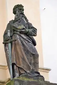 Socha sv. Pavla na průčelí kostela