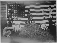 Bostonské ženy pomáhají při získávání materiálu na výrobu plynových masek. Fotografie na podporu veřejné kampaně. Underwood & Underwood, 23. září 1918