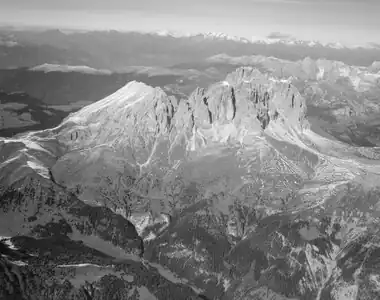 Plattkofel. Historický letecký snímek Wernera Friedliho (1957)